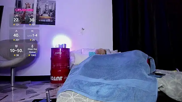 Snapshot of Curlblue chatting on 12/17/24, 03:06 Curlblue online show from 12/17/24, 03:06