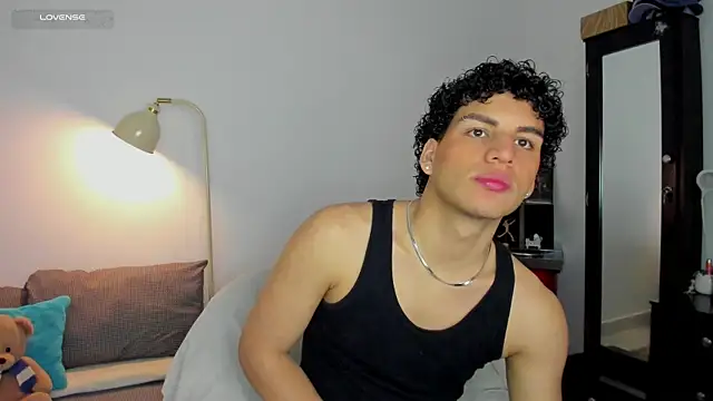 Snapshot of Curlblue chatting on 10/12/25, 12:31 Curlblue online show from 10/12/25, 12:31