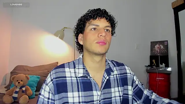 Snapshot of Curlblue chatting on 10/16/25, 03:29 Curlblue online show from 10/16/25, 03:29