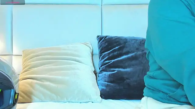 charlotte01   online show from 10/04/25, 10:13