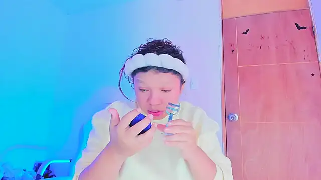 Emily Coper18 online show from 04/18/26, 01:59