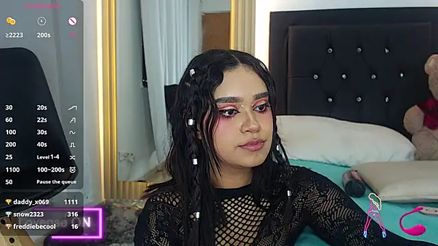 Snapshot of coraline_v chatting on 12/05/24, 04:01 coraline v online show from 12/05/24, 04:01