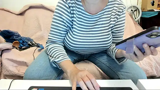 Snapshot of IsraeliMilf chatting on 12/19/24, 08:23 IsraeliMilf online show from 12/19/24, 08:23