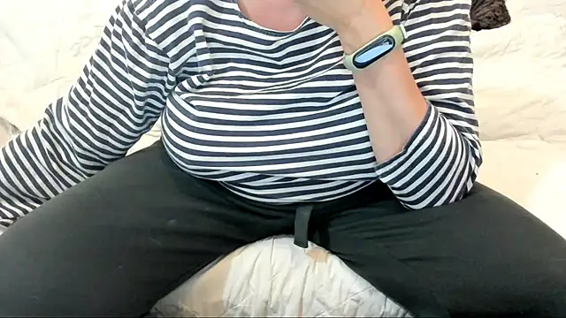 Snapshot of IsraeliMilf chatting on 03/08/25, 08:25 IsraeliMilf online show from 03/08/25, 08:25