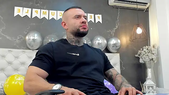 Snapshot of BruceDallas chatting on 12/19/24, 03:07 BruceDallas online show from 12/19/24, 03:07