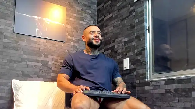 Snapshot of BruceDallas chatting on 10/29/25, 11:06 BruceDallas online show from 10/29/25, 11:06