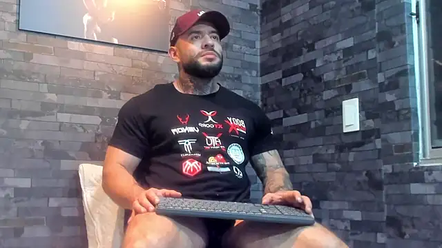 Snapshot of BruceDallas chatting on 06/08/26, 01:50 BruceDallas online show from 06/08/26, 01:50