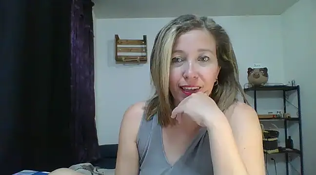 Snapshot of charlott_ponce chatting on 12/26/24, 12:25 charlott ponce online show from 12/26/24, 12:25