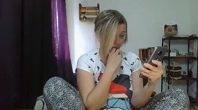 Snapshot of charlott_ponce chatting on 01/23/25, 06:03 charlott ponce online show from 01/23/25, 06:03