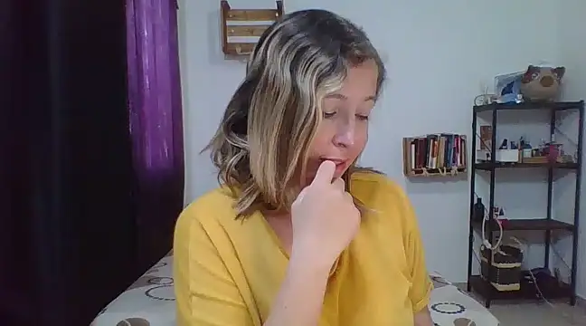 Snapshot of charlott_ponce chatting on 03/19/25, 05:28 charlott ponce online show from 03/19/25, 05:28