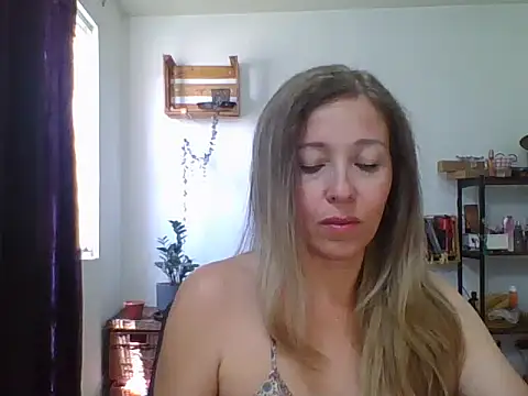 Snapshot of charlott_ponce chatting on 04/06/26, 07:04 charlott ponce online show from 04/06/26, 07:04