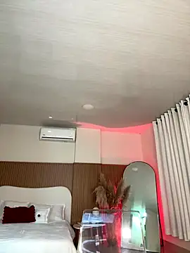 Lianh Benett online show from 12/15/25, 02:38