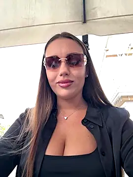 Snapshot of Syka0001 chatting on 11/17/25, 10:54 Syka0001 online show from 11/17/25, 10:54