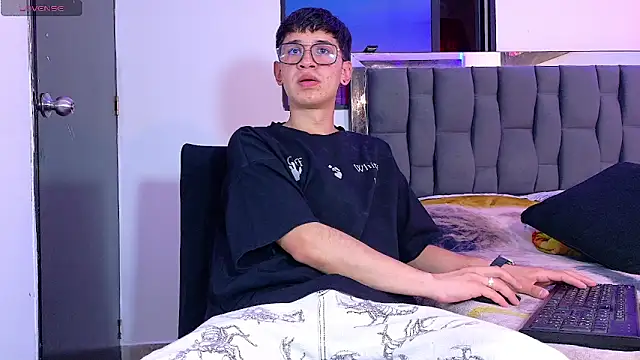 Snapshot of Mr_daren_ chatting on 06/19/26, 07:28 Mr daren online show from 06/19/26, 07:28