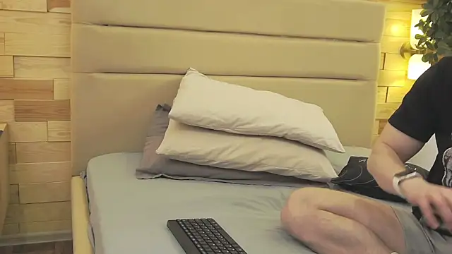 EthanPinkman online show from 12/14/25, 04:40