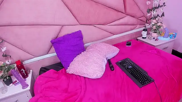 LilithCooperr  online show from 01/06/25, 12:27