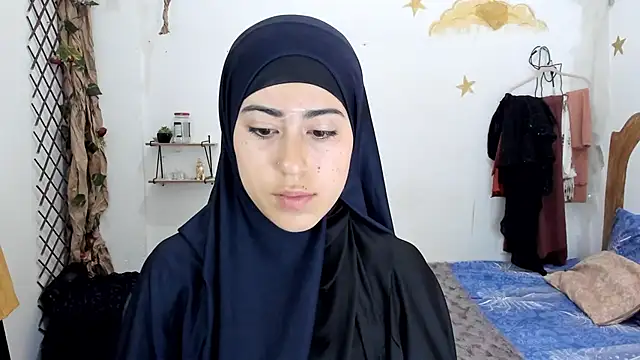 chaymae nah  online show from 09/29/25, 10:58