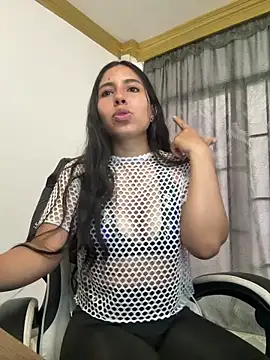 Snapshot of bella-black chatting on 05/15/26, 12:34 bella-black online show from 05/15/26, 12:34