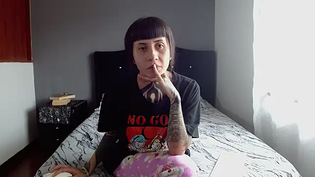 Emilia 1995 online show from 06/18/26, 04:00