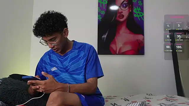 Snapshot of harrytwink18 chatting on 12/04/24, 01:31 harrytwink18 online show from 12/04/24, 01:31