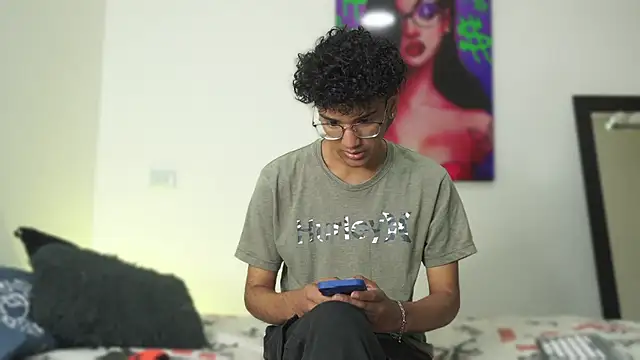 Snapshot of harrytwink18 chatting on 12/13/24, 01:33 harrytwink18 online show from 12/13/24, 01:33