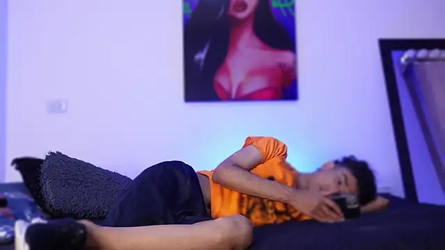 Snapshot of harrytwink18 chatting on 12/26/24, 01:21 harrytwink18 online show from 12/26/24, 01:21