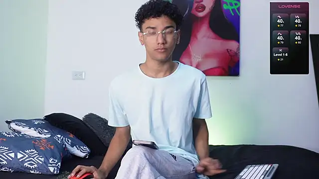 Snapshot of harrytwink18 chatting on 01/07/25, 01:24 harrytwink18 online show from 01/07/25, 01:24