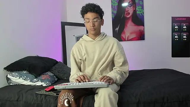 Snapshot of harrytwink18 chatting on 01/27/25, 01:19 harrytwink18 online show from 01/27/25, 01:19