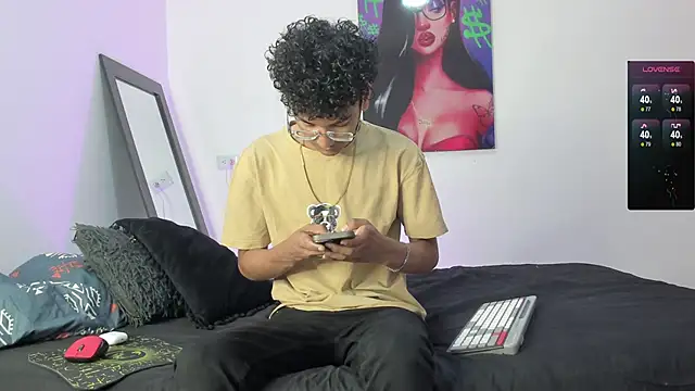 Snapshot of harrytwink18 chatting on 01/29/25, 01:17 harrytwink18 online show from 01/29/25, 01:17