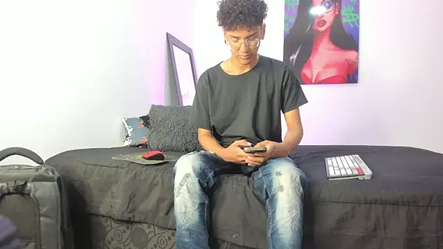 Snapshot of harrytwink18 chatting on 02/27/25, 01:17 harrytwink18 online show from 02/27/25, 01:17