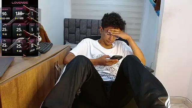 Snapshot of harrytwink18 chatting on 09/10/25, 02:50 harrytwink18 online show from 09/10/25, 02:50