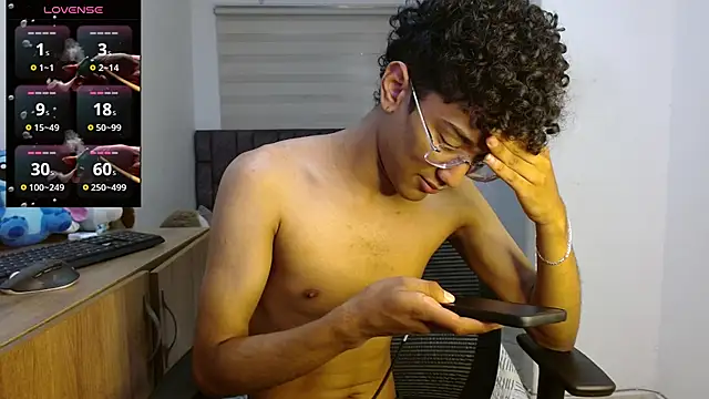 Snapshot of harrytwink18 chatting on 09/17/25, 04:08 harrytwink18 online show from 09/17/25, 04:08