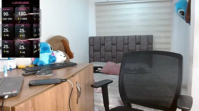 Snapshot of harrytwink18 chatting on 09/18/25, 03:47 harrytwink18 online show from 09/18/25, 03:47