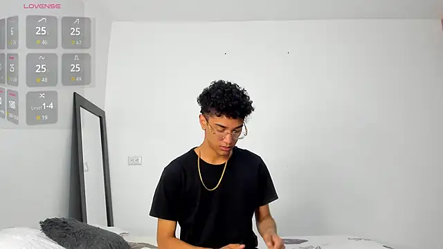 Snapshot of harrytwink18 chatting on 12/16/25, 02:22 harrytwink18 online show from 12/16/25, 02:22