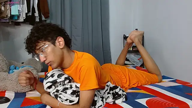 Snapshot of harrytwink18 chatting on 02/04/26, 04:40 harrytwink18 online show from 02/04/26, 04:40