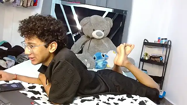 Snapshot of harrytwink18 chatting on 02/19/26, 06:15 harrytwink18 online show from 02/19/26, 06:15