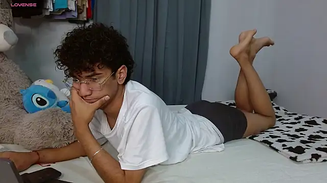 Snapshot of harrytwink18 chatting on 04/07/26, 02:17 harrytwink18 online show from 04/07/26, 02:17