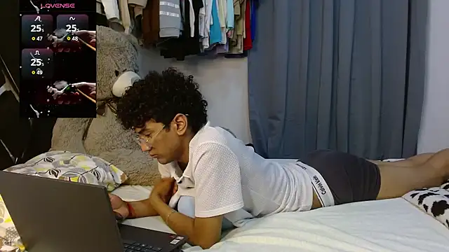 Snapshot of harrytwink18 chatting on 04/08/26, 02:33 harrytwink18 online show from 04/08/26, 02:33