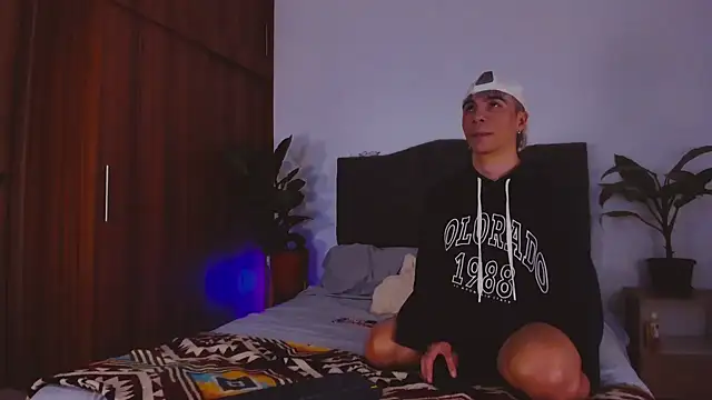 2gays 1Str8 online show from 01/05/25, 01:35