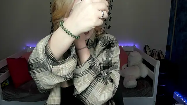 Emily Gin online show from 11/19/25, 02:33