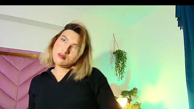 Snapshot of TomLondon_ chatting on 10/02/25, 11:39 TomLondon online show from 10/02/25, 11:39