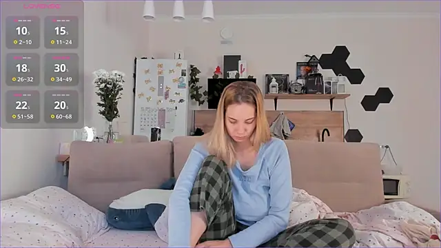 Girl alone home online show from 10/03/25, 03:47