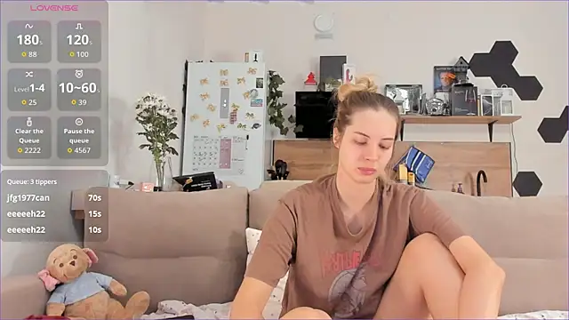 Girl alone home online show from 10/25/25, 04:09