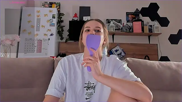 Girl alone home online show from 11/21/25, 03:54