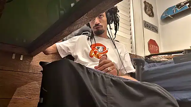 Snapshot of hotcamboy420 chatting on 02/05/25, 03:45 hotcamboy420 online show from 02/05/25, 03:45