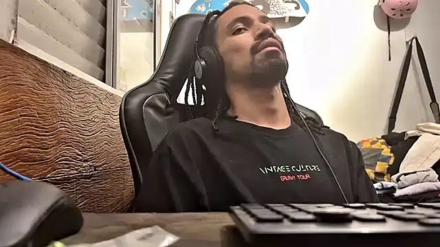 Snapshot of hotcamboy420 chatting on 02/16/25, 05:15 hotcamboy420 online show from 02/16/25, 05:15