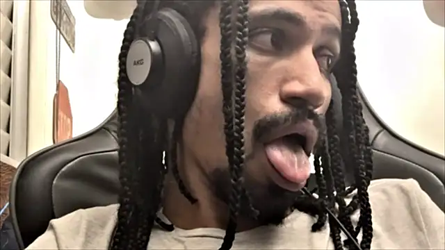 Snapshot of hotcamboy420 chatting on 02/22/25, 06:17 hotcamboy420 online show from 02/22/25, 06:17