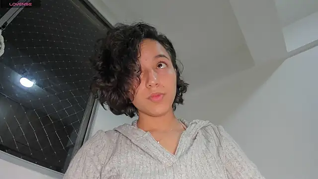 laura-hills18 online show from 10/01/25, 12:16