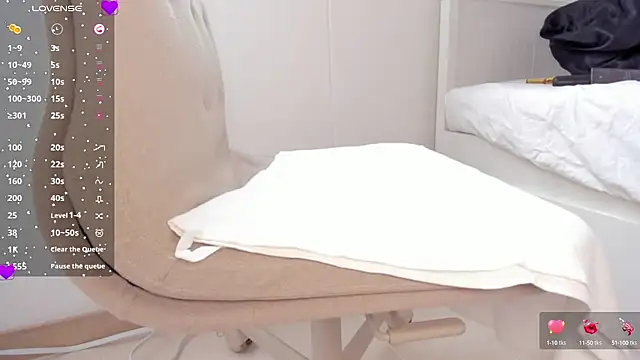 laura-hills18 online show from 10/01/25, 12:22