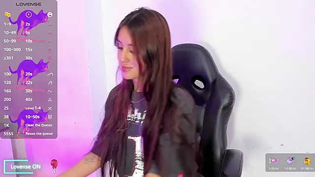 Snapshot of AlanaJones1 chatting on 02/05/25, 03:52 AlanaJones1 online show from 02/05/25, 03:52